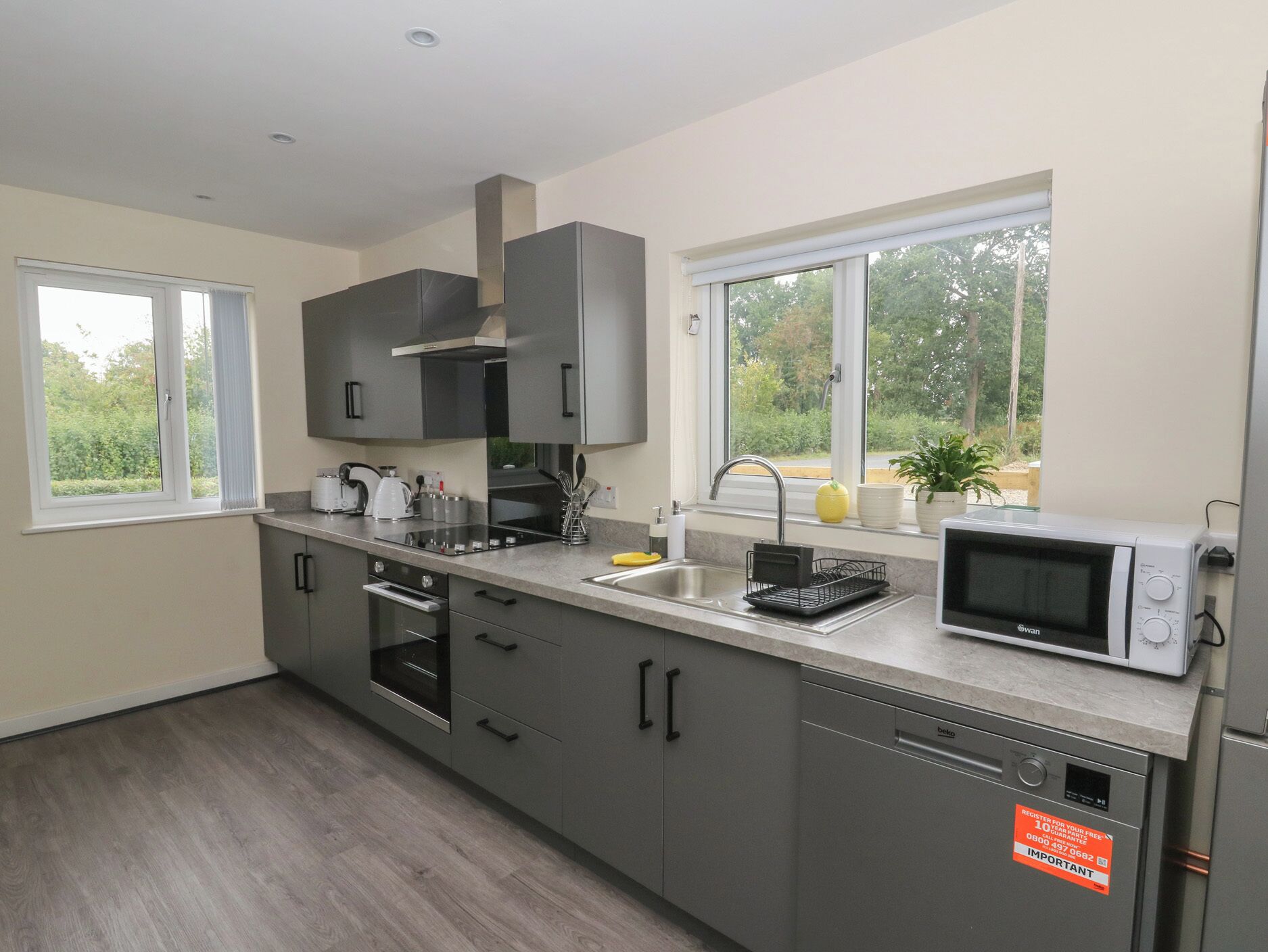 Een vaatwasser, kookgerei, borden en bestek