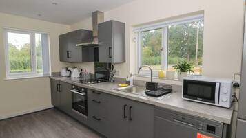 Een vaatwasser, kookgerei, borden en bestek