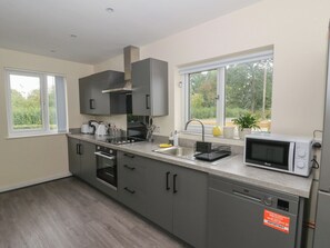 Dishwasher, cookware/dishes/utensils - Glandwr House (Llandrindod Wells)