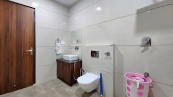 Chambre Premium | Salle de bain | Articles de toilette gratuits, serviettes fournies, savon, shampoing