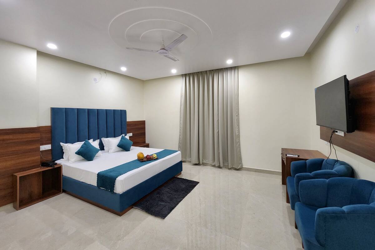 Premium Room | Laptop workspace, free WiFi
