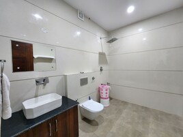 Habitación Deluxe | Baño | Artículos de higiene personal gratuitos, toallas, jabón y champú