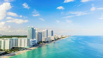 Chaises longues, serviettes de plage