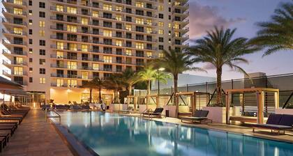 Charming 2-bedroom condo with fitness room and AC in awesome Hollywood