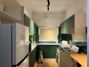 Microondas, horno, placa de cocina y papel de cocina