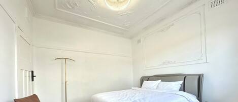 5 bedrooms, iron/ironing board, WiFi, bed sheets