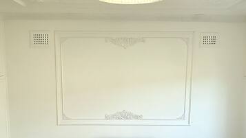 5 bedrooms, iron/ironing board, WiFi, bed sheets