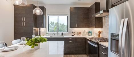 Een koelkast, een microgolfoven, een oven, een kookplaat