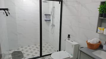 Dusche, Haartrockner, Handtücher, Seife