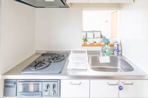 Fridge, microwave, stovetop, electric kettle - Tokyo Escape - Direct Train to Narita & Haneda (Sumida-ku)