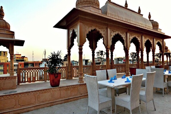 Daily cooked-to-order breakfast (INR 200 per person) - Gypsy Monkey (Jaipur)
