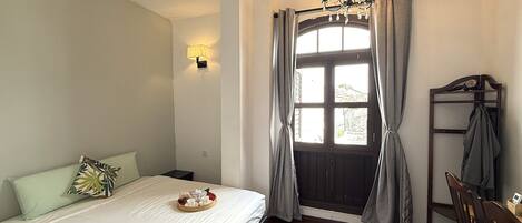 Deluxe vierpersoonskamer, 2 queensize bedden | Een bureau, verduisterende gordijnen, een strijkplank/strijkijzer