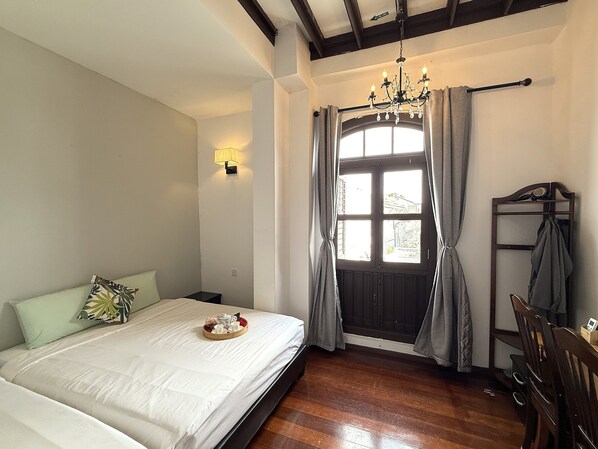 Deluxe Quadruple Room, 2 Queen Beds | Desk, blackout drapes, iron/ironing board - Carnarvon Heritage Lodge (George Town)
