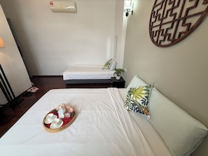 Dreibettzimmer, Stadtblick | Schreibtisch, Verdunkelungsvorhänge, Bügeleisen/Bügelbrett