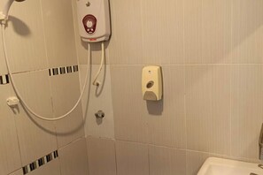 Deluxe Double Room, 1 Queen Bed | Bathroom | Shower, free toiletries, hair dryer, towels