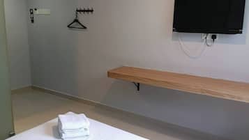 豪華雙人房, 1 張加大雙人床 | 書桌、熨斗/熨衫板、免費 Wi-Fi、床單