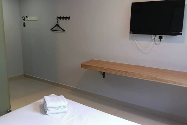 Deluxe Double Room, 1 Queen Bed | Desk, iron/ironing board, free WiFi, bed sheets