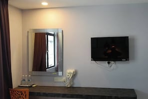 Family Room | Desk, iron/ironing board, free WiFi, bed sheets