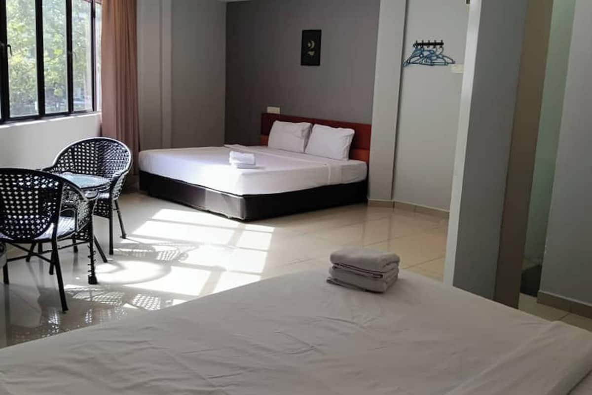 Family Suite | Desk, iron/ironing board, free WiFi, bed sheets