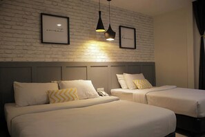 Family Room | Desk, iron/ironing board, free WiFi, bed sheets