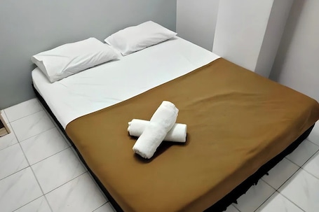 Escritorio, wifi gratis y ropa de cama