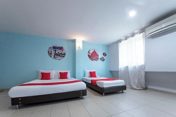 Habitación triple | Escritorio, wifi gratis y ropa de cama 