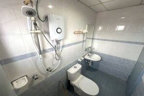 Family Room | Bathroom | Shower, free toiletries, towels