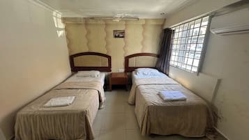 Standard-Zweibettzimmer | Schreibtisch, Zustellbetten, kostenloses WLAN, Bettwäsche