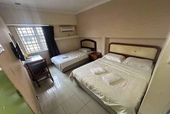 Triple Room | Desk, rollaway beds, free WiFi, bed sheets