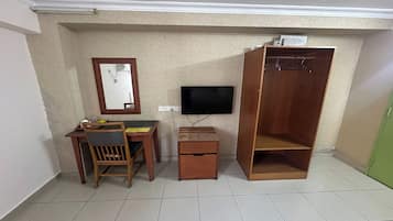 标准双床房 | 办公桌、折叠床/加床(额外收费)、免费 WiFi、床单