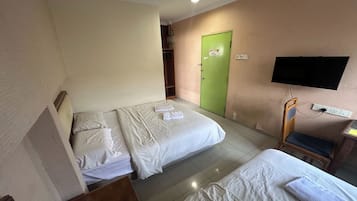 Triple Room | Desk, rollaway beds, free WiFi, bed sheets