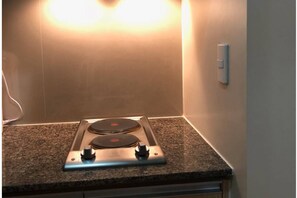 Studio Deluks | Minibar, meja kerja, dan Wi-Fi gratis