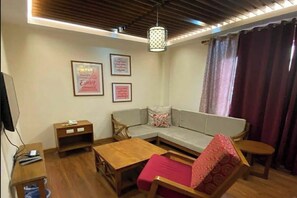 Suite familiar | Escritorio, tabla de planchar con plancha, ropa de cama