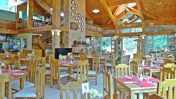 Petit déjeuner servi tous les jours en supplément