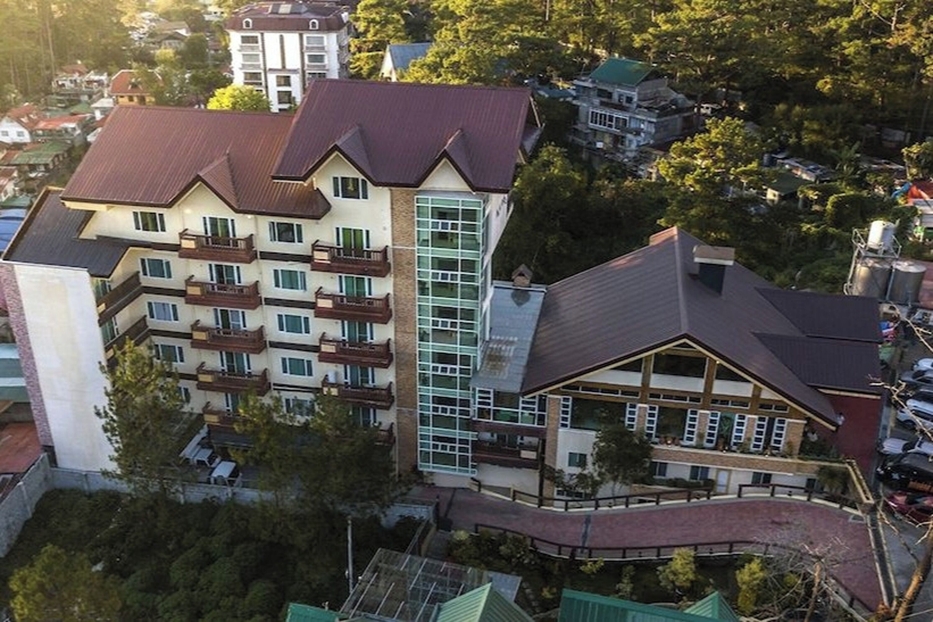 Een hotel met meerdere verdiepingen, modern vormgegeven, met balkons en grote ramen.