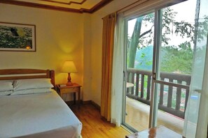 �ห้องดีลักซ์ดับเบิล | โต๊ะทำงาน, เตารีด/โต๊ะรีดผ้า, ผ้าปูที่นอน