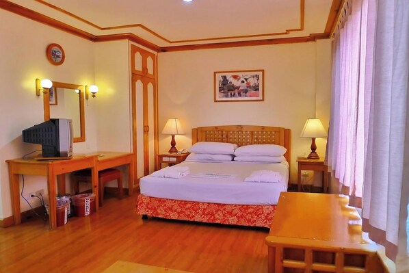 Suite junior, balcón | Escritorio, tabla de planchar con plancha, ropa de cama