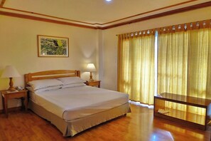 Deluxe Δίκλινο Δωμάτιο (Double) | Γραφείο, σίδερο/σιδερώστρα, κλινοσκεπάσματα 