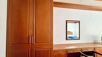Escritorio, cortinas blackout, wifi gratis y ropa de cama