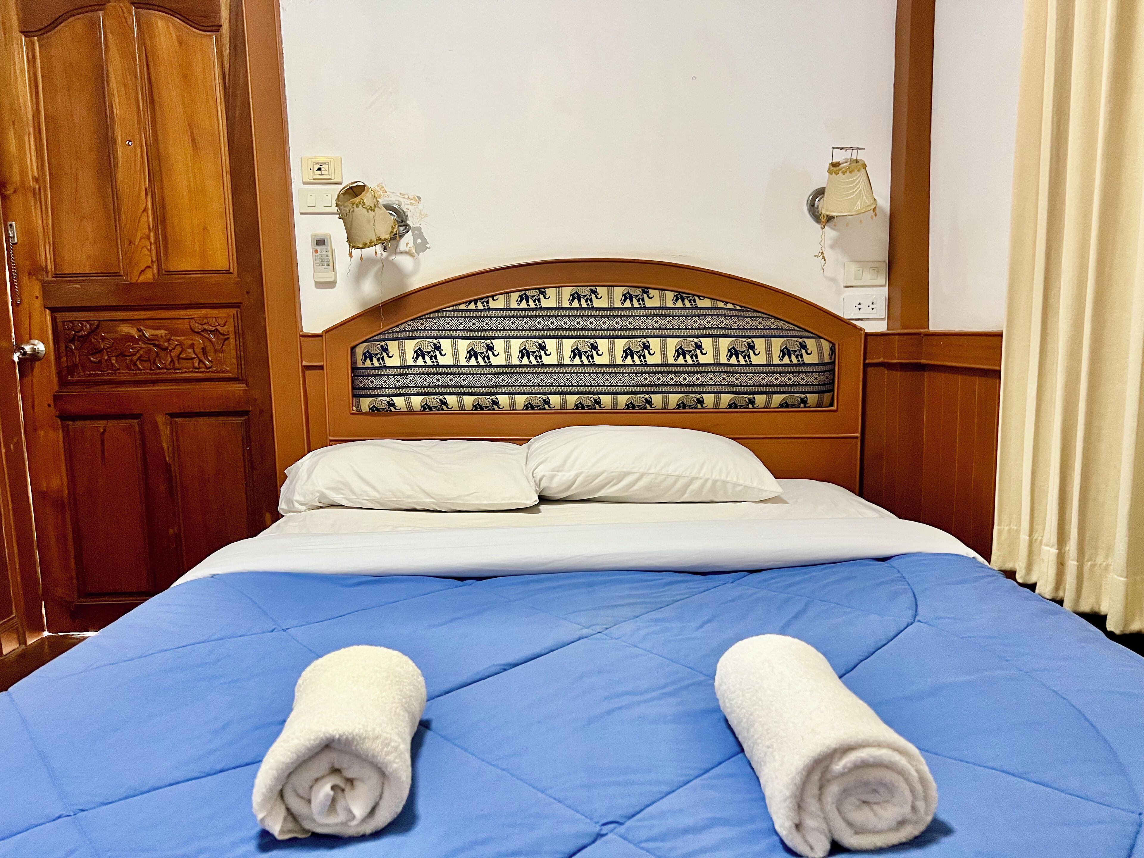 Thai House | Desk, blackout drapes, free WiFi, bed sheets