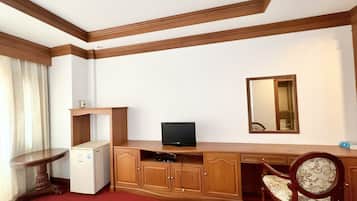 Escritorio, cortinas blackout, wifi gratis y ropa de cama