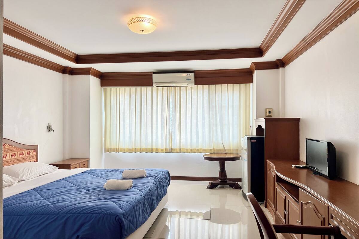Escrivaninha, cortinas blackout, Wi-Fi, roupa de cama