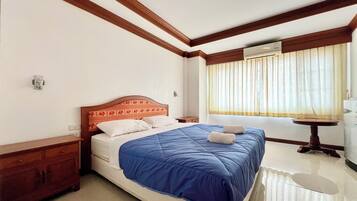 Standard Double Room | Desk, blackout curtains, WiFi, bed sheets