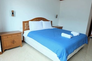 Escritorio, cortinas blackout, wifi gratis y ropa de cama