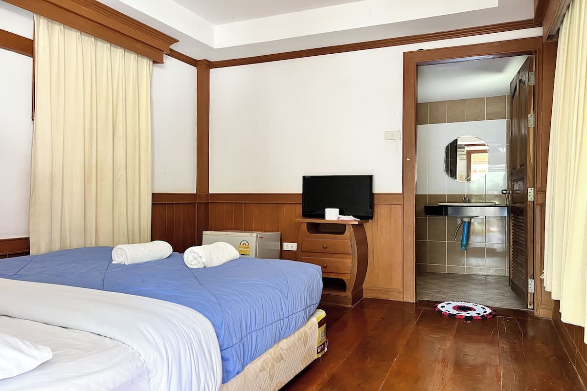 Escrivaninha, cortinas blackout, Wi-Fi, roupa de cama