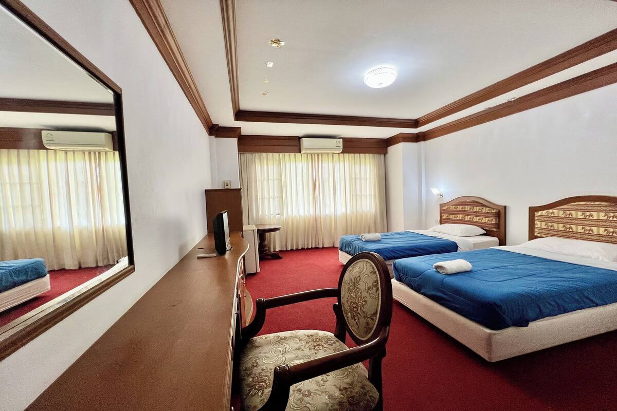 Escrivaninha, cortinas blackout, Wi-Fi, roupa de cama