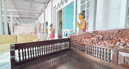 Sunshiny-BB Hostel near Punnavithi BTS station