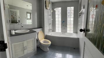 Shower, rainfall showerhead, free toiletries, hair dryer