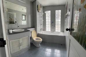 Shower, rainfall showerhead, free toiletries, hair dryer - Sunshiny-BB Hostel near Punnavithi BTS station (Bangkok)