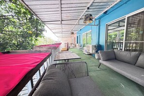 Terrace/patio - Sunshiny-BB Hostel near Punnavithi BTS station (Bangkok)
